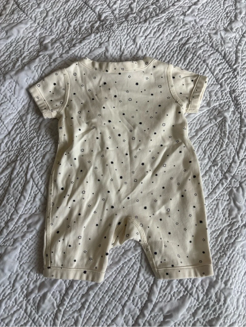 Hanna Andersson Cream Newborn Jumpsuit with Black Star Print